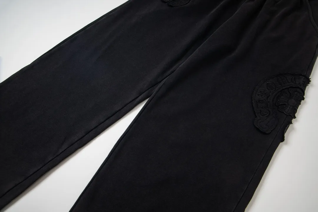 P220 model number Y662 CHROME HEARTS/Chrome Hearts CH 23SS washed embroidered trousers and sweatpants, soft and comfortable, and the upper body experience is overwhelming. The pants are decorated with classic cross leather patches, which are full of design. Trousers with elastic waist and leggings, a super versatile fashion item, will definitely turn heads. A must-have treasure sweatpants. The shape is super easy and easy to wear. Both men and women can easily wear it. They are the first choice for the street, don’t miss it! ! ! size:S-XL